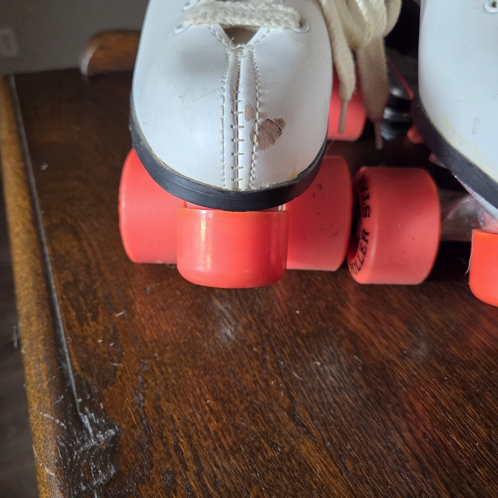 Classic White Roller Skates with Red Wheels - Picture 5 of 16